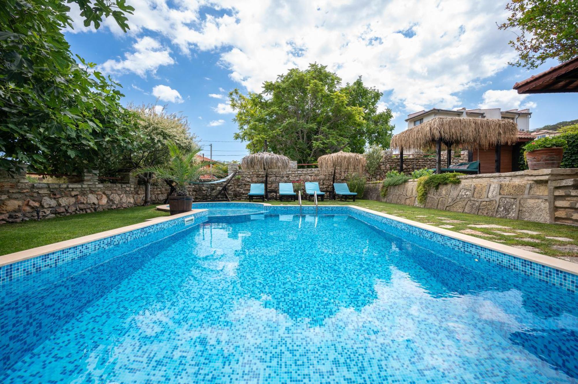Villa Komitata-Pool And Jacuzzi บัลชิค ภายนอก รูปภาพ