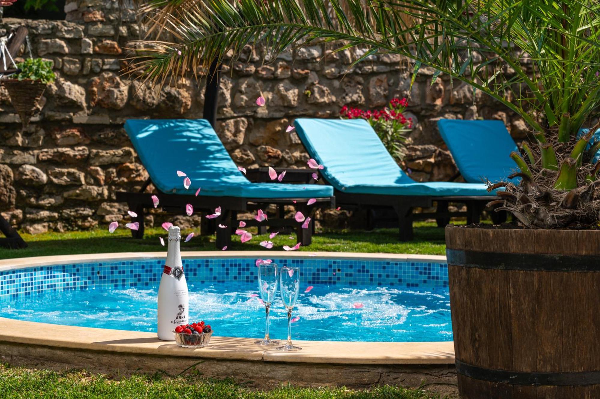 Villa Komitata-Pool And Jacuzzi บัลชิค ภายนอก รูปภาพ